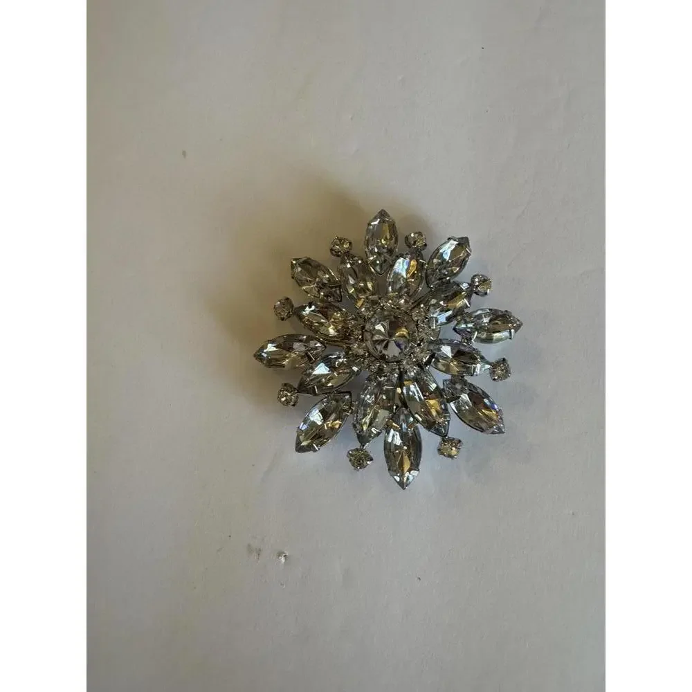Stunning Vintage Crystal Brooch – Sparkling Snowflake Design j-128